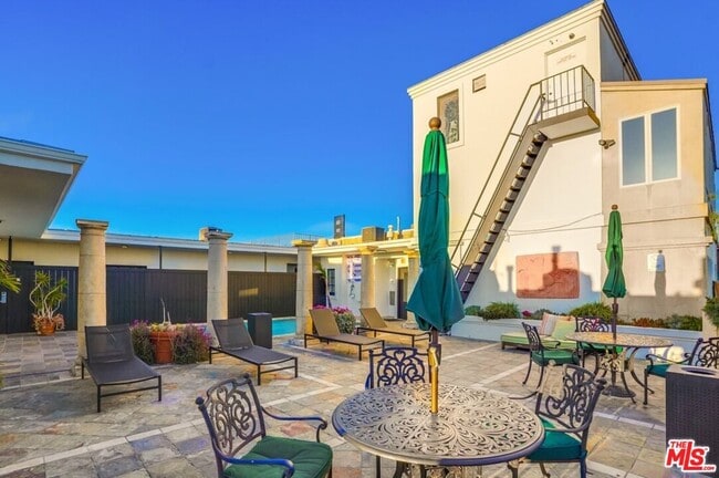 Building Photo - 435 N Oakhurst Dr