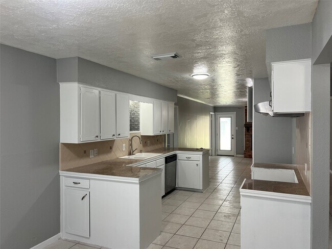 Building Photo - 1104 E Thirteenth St