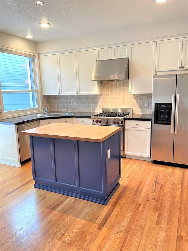 Building Photo - NW townhouse with double Master Suites, pa...