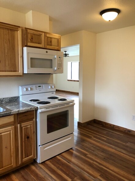 Building Photo - 605 Princeton Ave N