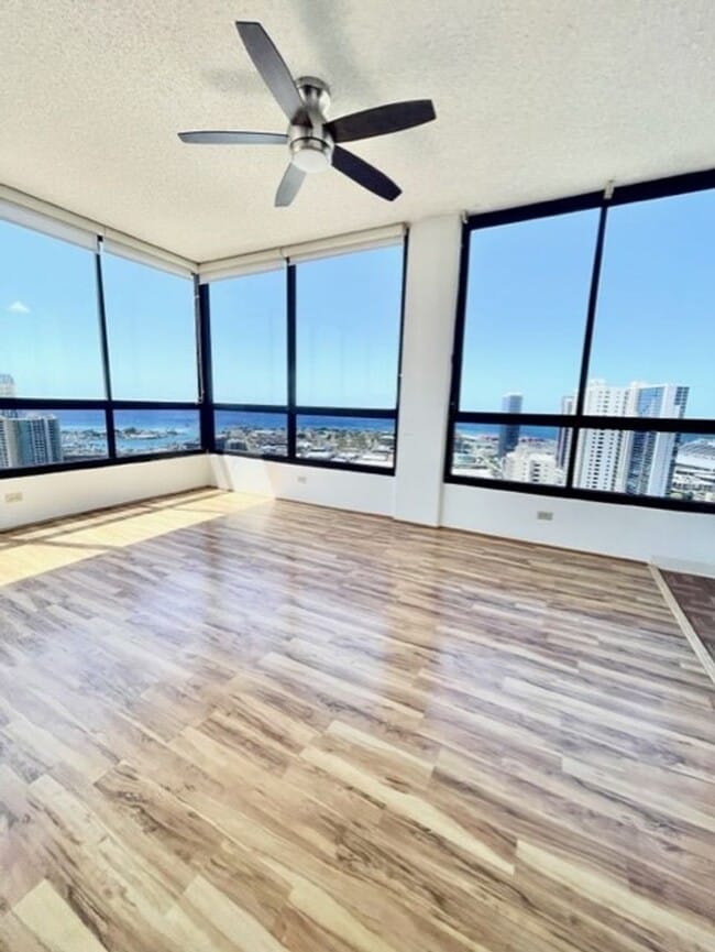 Building Photo - Rarely available corner end 2 bed 2 bath u...