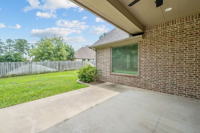 Building Photo - Tour Today! 3 Bedroom 2 Bath Near Three La...