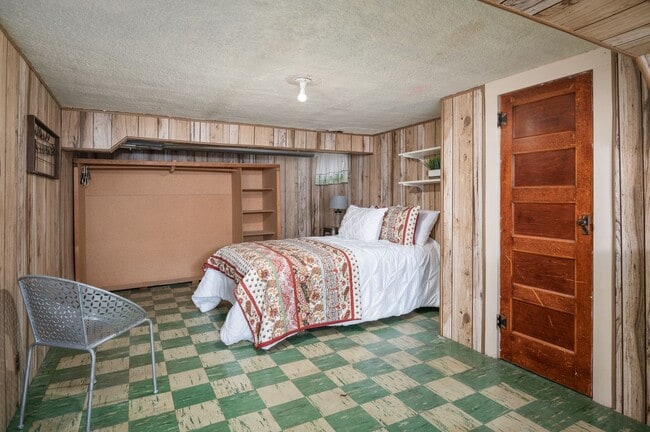 Building Photo - 3 BEDROOMS, 1.5 BATH HOME, CLOSE TO HOSPITAL AND DOWNTOWN!