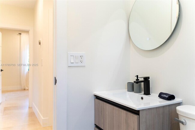 Building Photo - 281 NE 48th Terrace