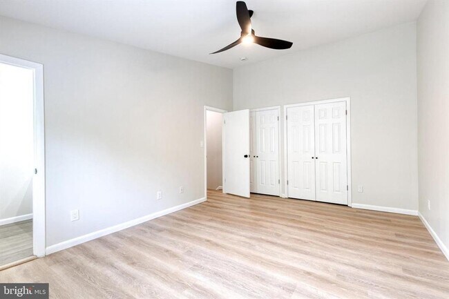 Building Photo - Welcome to contemporary luxury living in this beautifully renovated 2bd 2.5bth penthouse condo