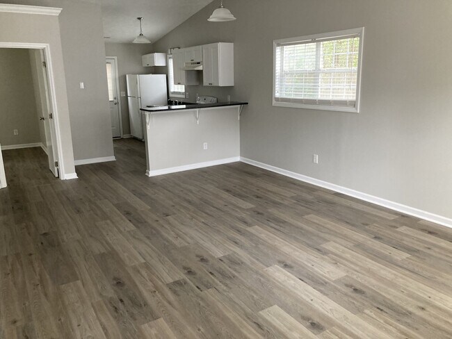 Building Photo - Newly Renovated 2 Bedroom Home!!