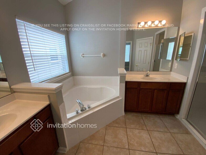 Building Photo - 3826 Westridge Dr