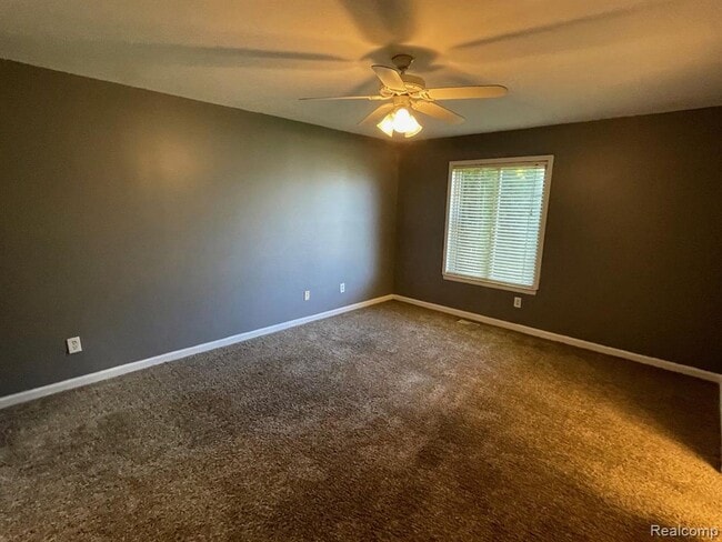 Building Photo - 1136 Lakeview Cir