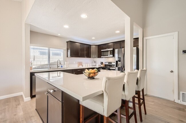 Building Photo - Impressive Oceanside Home For Rent