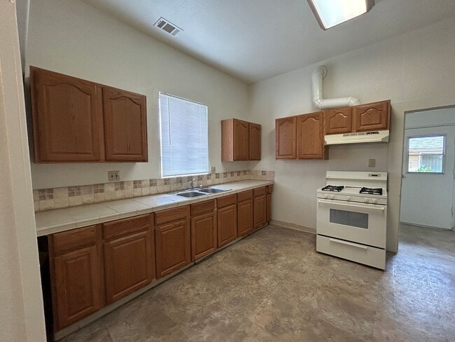 Building Photo - 3 Bedroom 1 Bathroom Single-Story