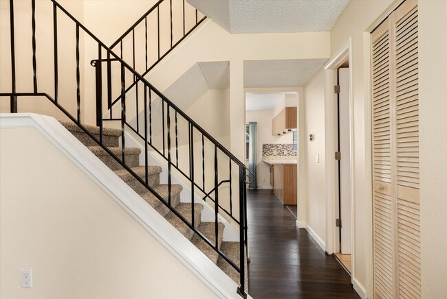 Building Photo - 2 bedroom 3 bath Updated townhome in Lakewood!