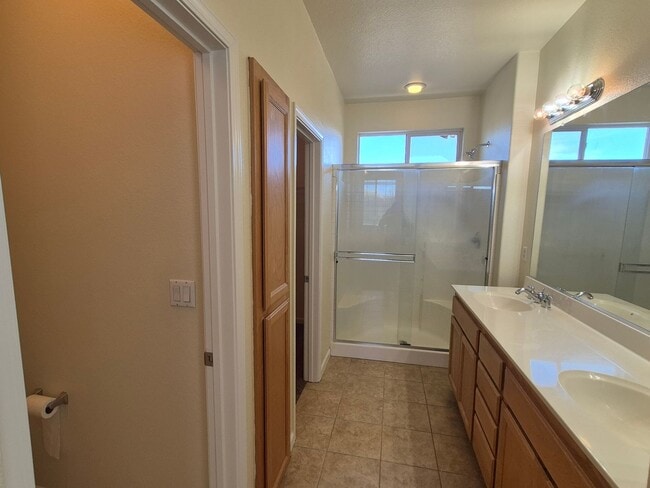 Building Photo - Adorable 3 bedroom 2.5 bath home with loft