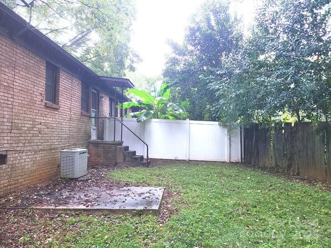 Building Photo - 2420 Shamrock Dr