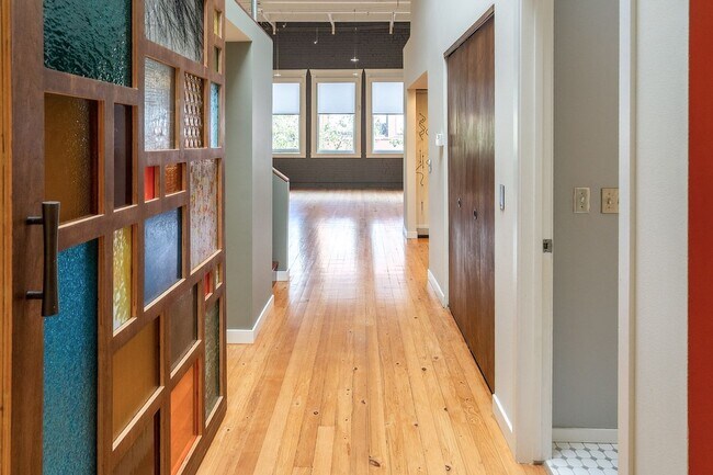 Building Photo - 2bd/1ba Seattle Condo