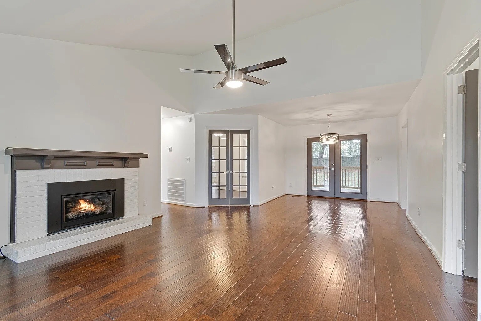 Building Photo - 723 Riverview Dr