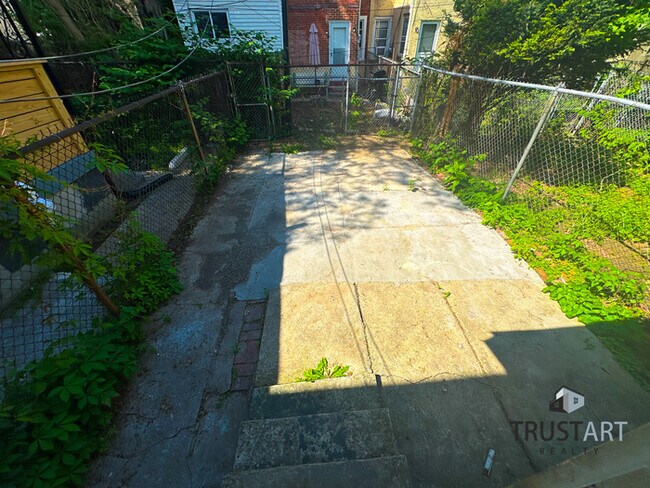 Building Photo - 3 Bedroom townhome in Mantua, Philadelphia!