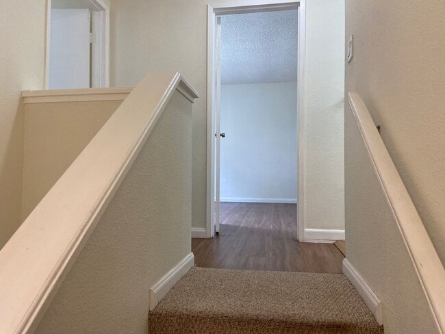 Building Photo - Townhouse Condo 2 BD / 1.5 BA
