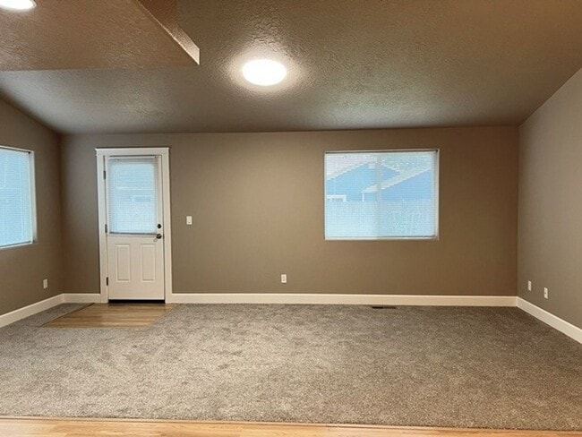 Building Photo - 3Bd/2Ba Single Story House - Available to View!