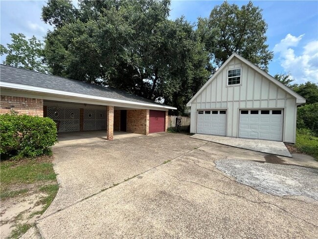 Building Photo - 562 Barcelona Dr
