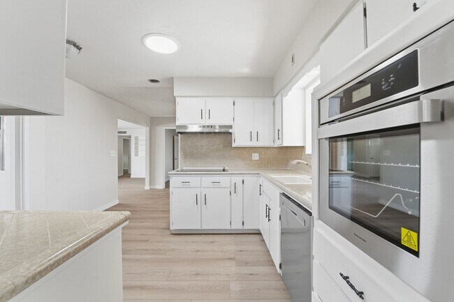 Building Photo - Spacious 3 Bed in Dreamland Villa | Corner Lot + Circular Drive
