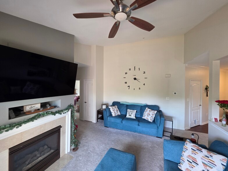 living rom - 43300 Marymount Ter