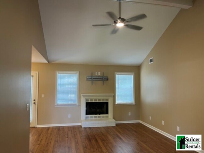 Building Photo - HOUSE - Over 1200 Sq Ft 3BR House in the P...