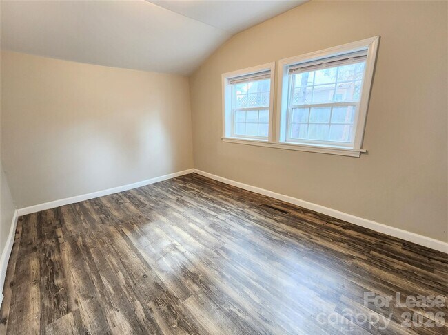 Building Photo - 1423 Oakshade Ave