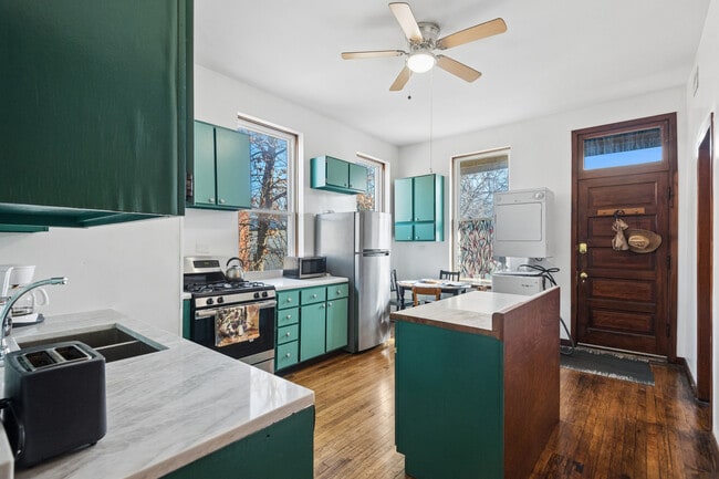 Building Photo - 4057 N Damen Ave