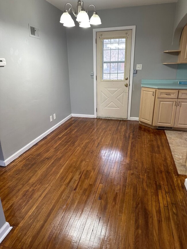 Building Photo - 2 Bedroom 1 Bath Home with 2 single stall ...