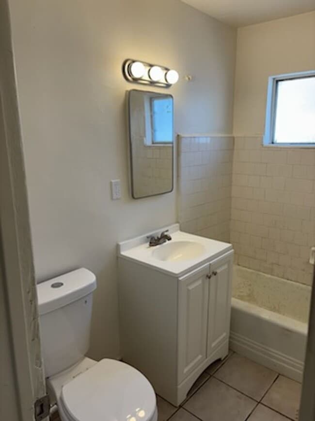 Building Photo - Move In ready Oildale 1 Bd 1 Ba