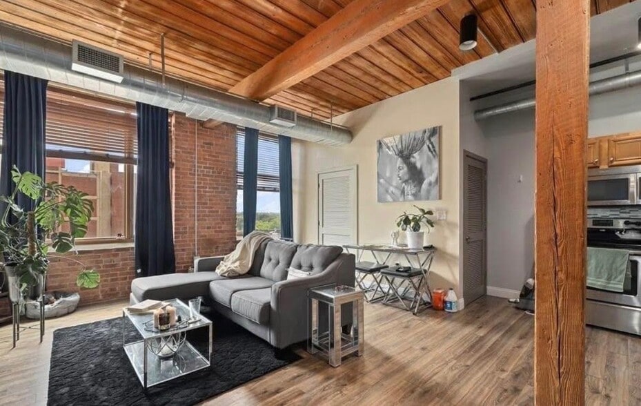 Primary Photo - 146 Court St