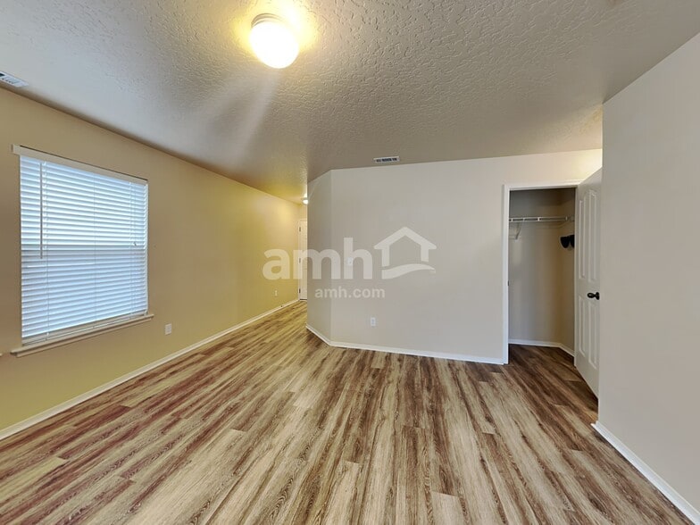 Building Photo - 9417 W Hearthside Dr
