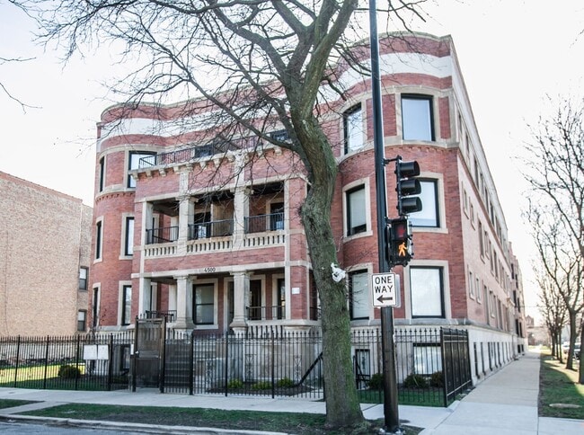 Building Photo - Stylish Bronzeville 2BR with Parking, Storage & Modern Finishes