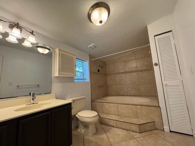 Building Photo - GORGEOUS! 5 Bedroom, 3 Bathroom Home in Deland!