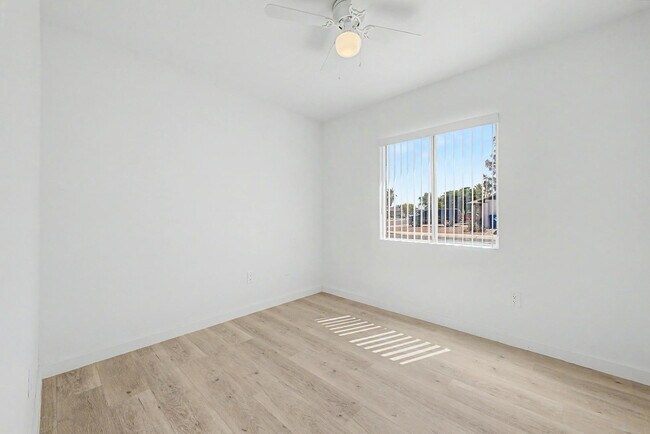 Building Photo - 935 W Santa Cruz Dr