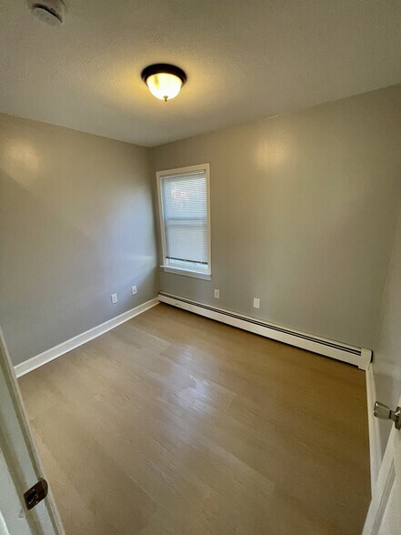 Building Photo - 104 Elm St