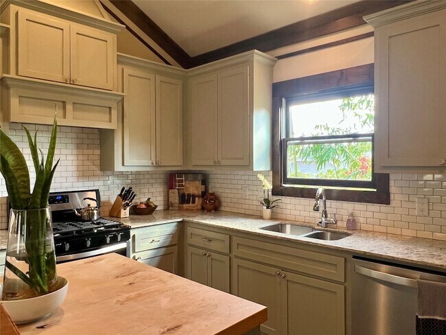 Building Photo - 1021 Louise St