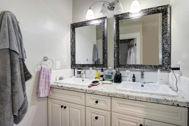 Building Photo - Beautifully Renovated 5 Bedroom Midtown Home