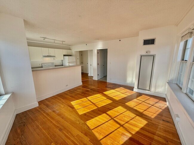 Building Photo - 534 Beacon St