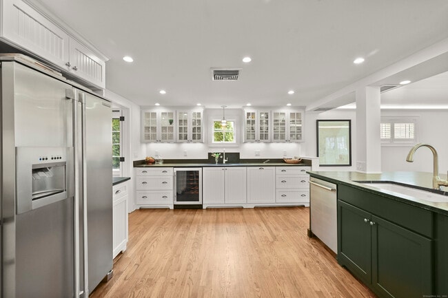 Building Photo - 104 Roton Ave