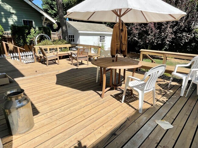 Building Photo - Grant Park 3-Story with Hardwoods, Huge De...