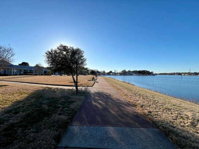 Building Photo - Beautiful end-unit townhome in the coastal...