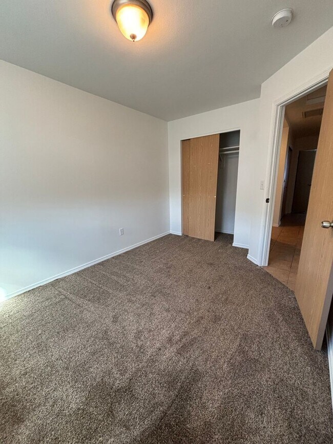 Building Photo - Pet Friendly 3 bedroom Townhouse!