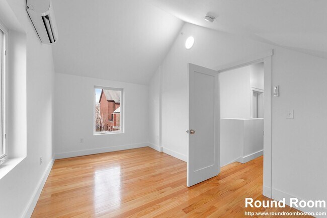 Building Photo - Renovated 3 bed 2.5 bath in Cambridge