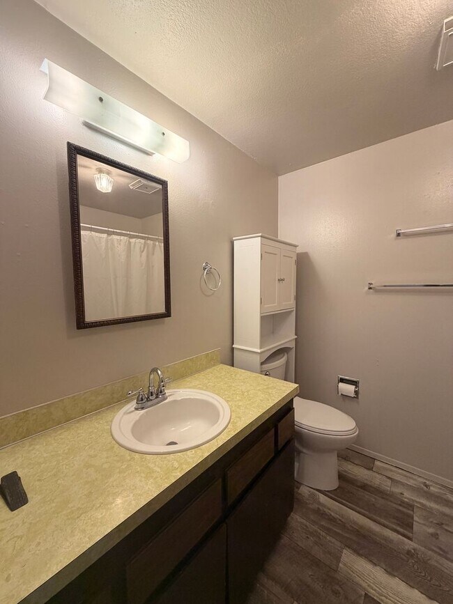 Building Photo - 2-Bedroom Duplex in Thurston