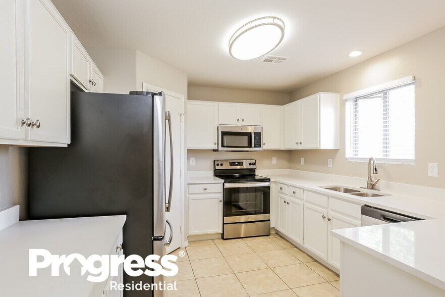 Building Photo - 6736 W Desert Ln