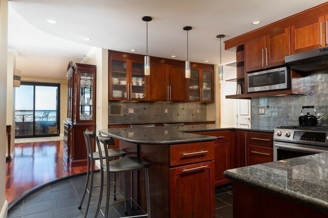 Building Photo - 65 E India Row