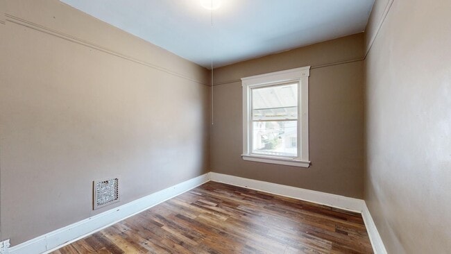 Building Photo - 4104 Clybourne