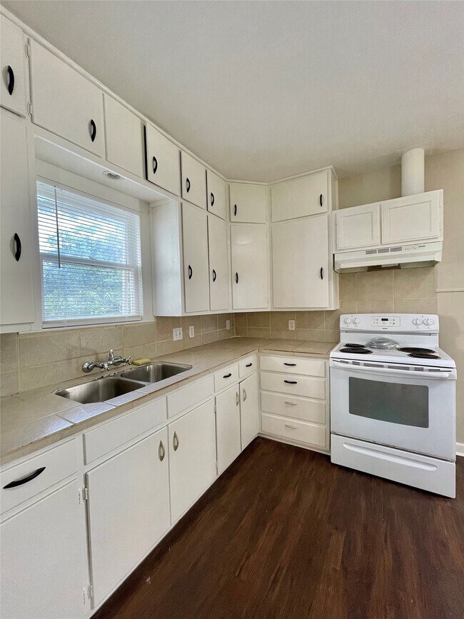 Building Photo - 813 Nursery St