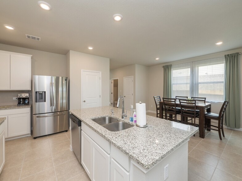 Building Photo - 120 Serpens St